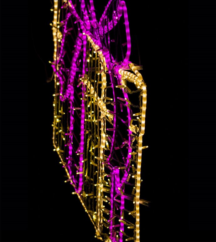 Детальное фото светодиодного панно "Подарки" из трех элементов. Видны прочный стальной каркас, светодиодные линии дюралайта и влагозащищенная конструкция для улицы.