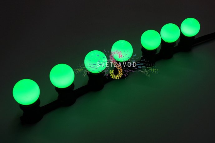 Крупный план зеленой декоративной LED-лампы с цоколем E27. Видны 4 светодиода SMD2835, матовая пластиковая колба диаметром 45 мм.