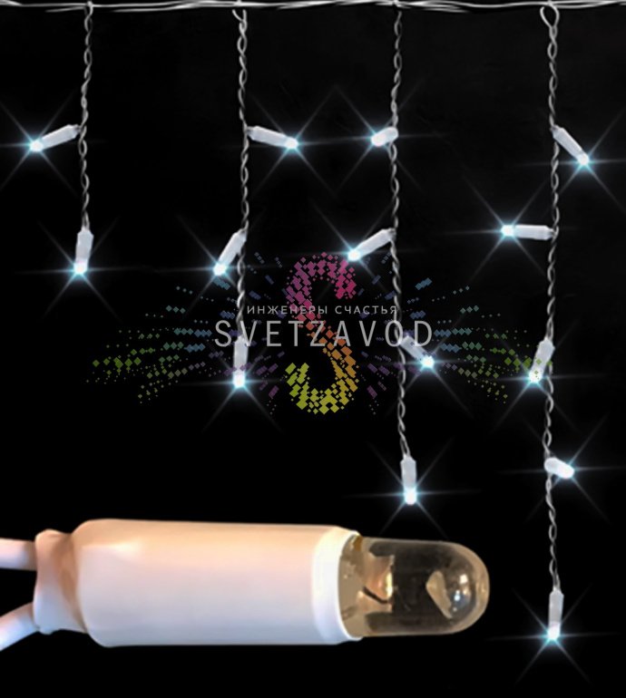 Детальное фото светодиодной бахромы Айсикл Rich Led: горизонтальный кабель 3м с вертикальными нитями разной длины, прозрачный ПВХ провод, светодиоды в защитных колпачках.