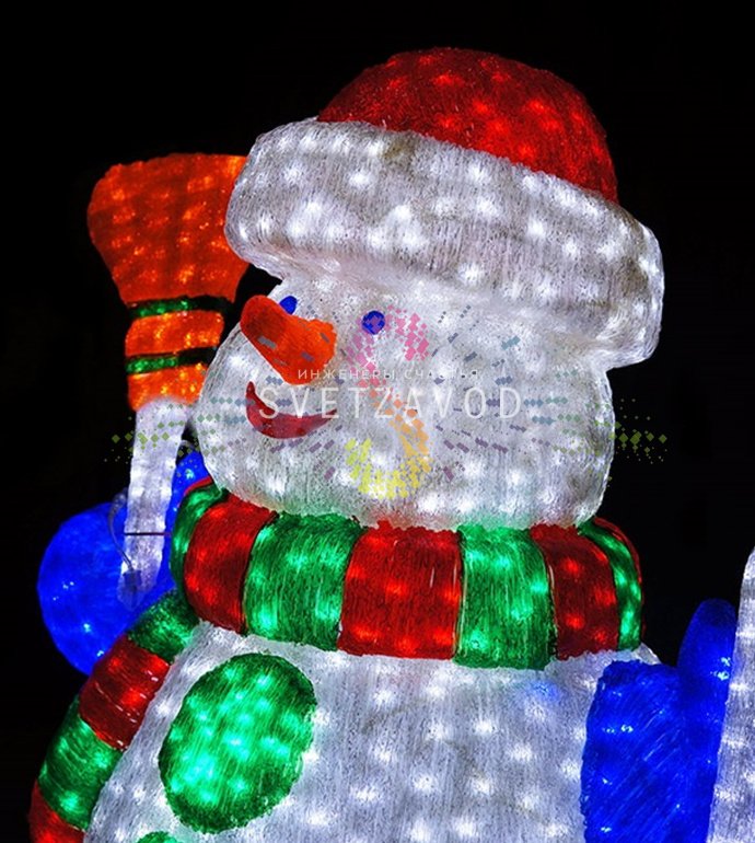 Детальное фото уличной светодиодной акриловой фигуры 3D Снеговик с лопатой и метлой. Видны яркие светодиоды, акриловый корпус и элементы декора.