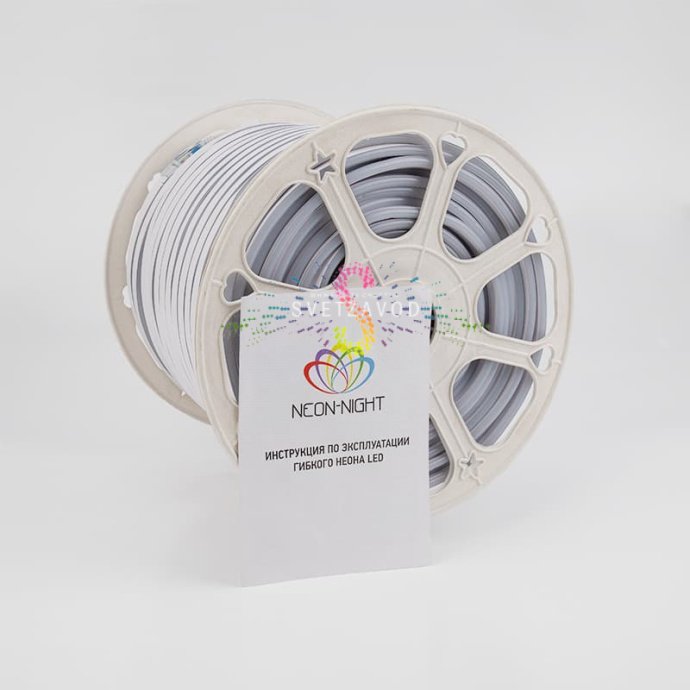 Крупный план светящегося гибкого неона Neon-Night прямоугольного сечения 8х16 мм в теплом белом свете, демонстрирующий равномерное свечение и гибкую структуру.