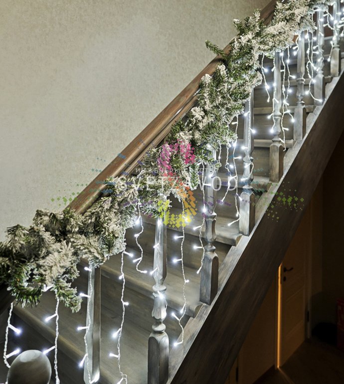 Детальное фото елового шлейфа искусственного заснеженного Neon-Night длиной 270 см, диаметром 26 см, с темно-зелеными ветками ПВХ и белым снежным напылением.