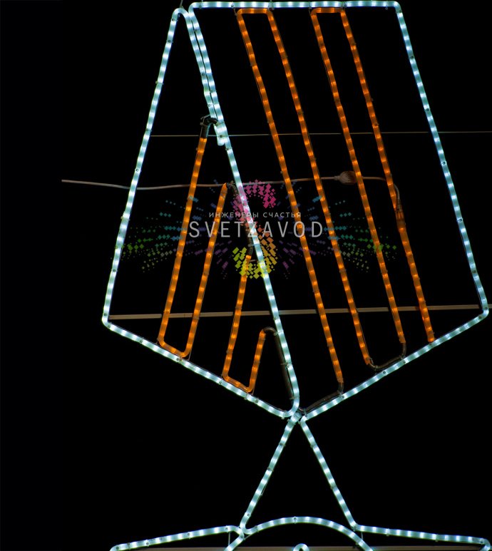 Детальное фото светодиодной консоли "Орден славы" для уличного монтажа. Видны металлический каркас, светодиодные гирлянды и система крепления бандажной лентой.