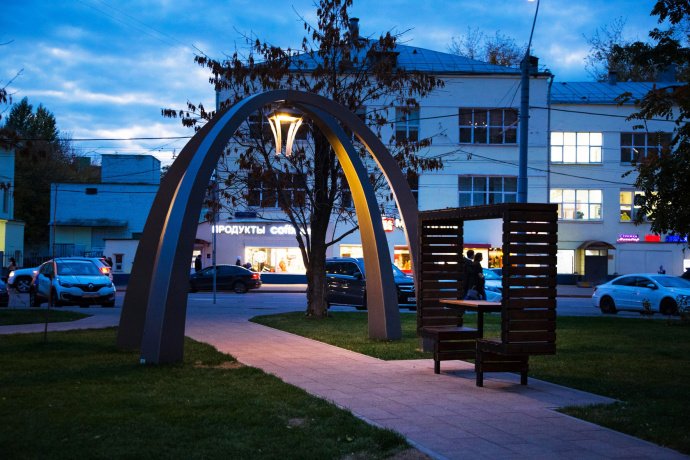 Детальное фото светодиодной арки Аркада 450х400 см (SPD-5006) с четырьмя декоративными опорами, стальным каркасом и композитной панелью.