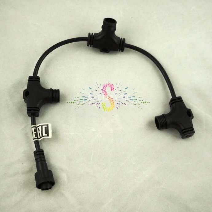 Детальное фото разветвителя для Клип Лайта с тремя коннекторами, прочным корпусом и маркировкой. Изделие предназначено для создания сложных световых схем.