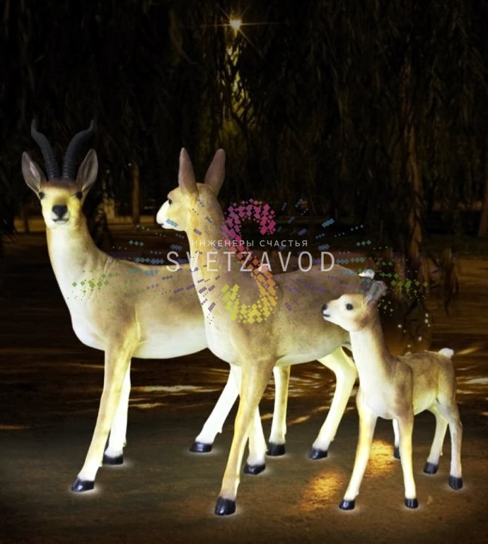 Детальное фото семьи светодиодных фигур антилоп из стекловолокна с внутренней белой подсветкой, демонстрирующее текстуру материала и качество изготовления.