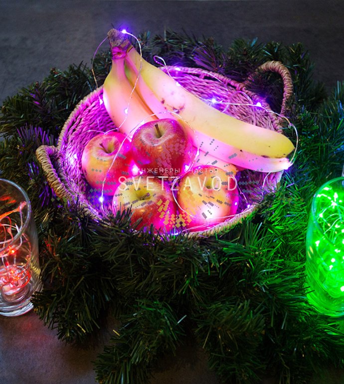 Детальное фото рождественского елового венка Neon-Night диаметром 45 см, изготовленного из 100 веток ПВХ с мягкими иголками.