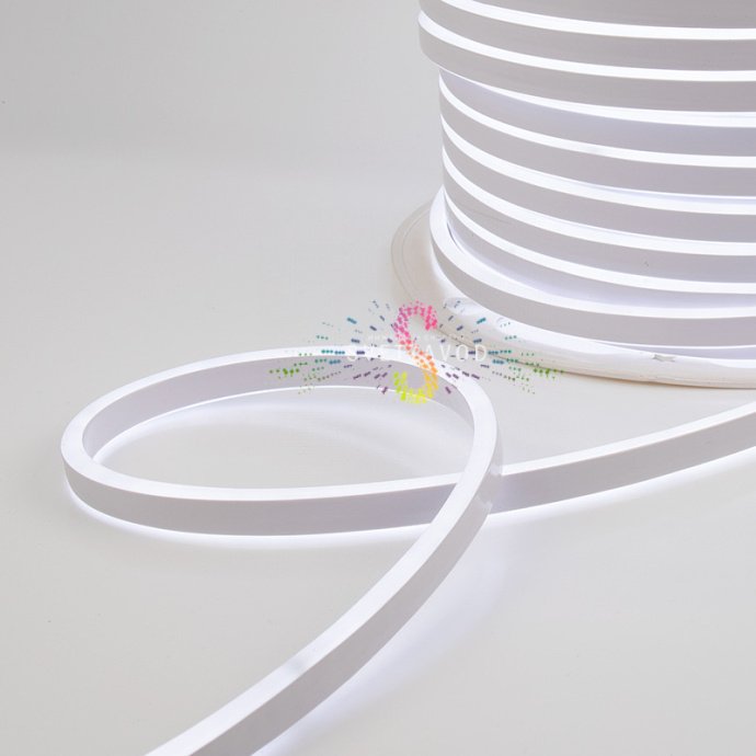 Крупный план светящегося двухстороннего гибкого неона LED Neon Flex прямоугольного сечения 8х16 мм с матовой силиконовой оболочкой