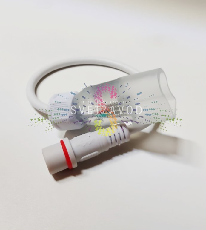 Крупный план герметичного переходника для гибкого неона RGB 12х25мм с медными контактами и маркировкой.