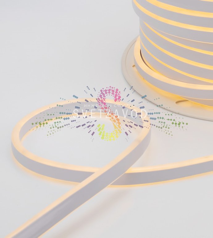 Крупный план светящегося двухстороннего гибкого неона Neon-Night теплого белого свечения, демонстрирующий равномерное распределение света и гибкую силиконовую оболочку.