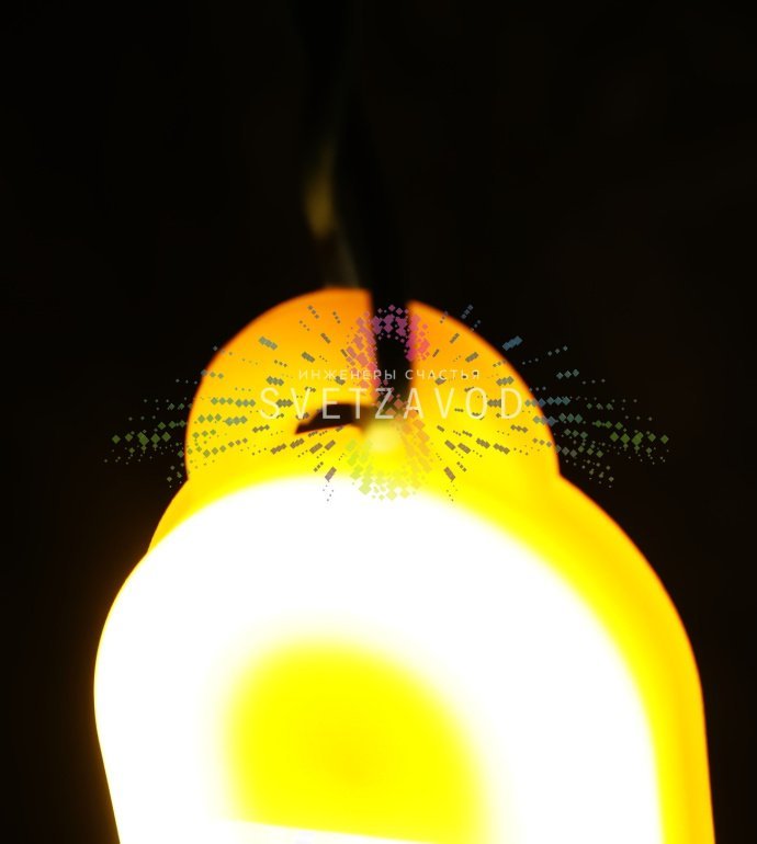 Детальное изображение светодиодной снежинки из неона на пластиковом каркасе, демонстрирующее эффект стекающей капли (тающая сосулька). Детальное изображение светодиодной снежинки из неона на пластиковом каркасе, демонстрирующее эффект стекающей капли (тающая сосулька).