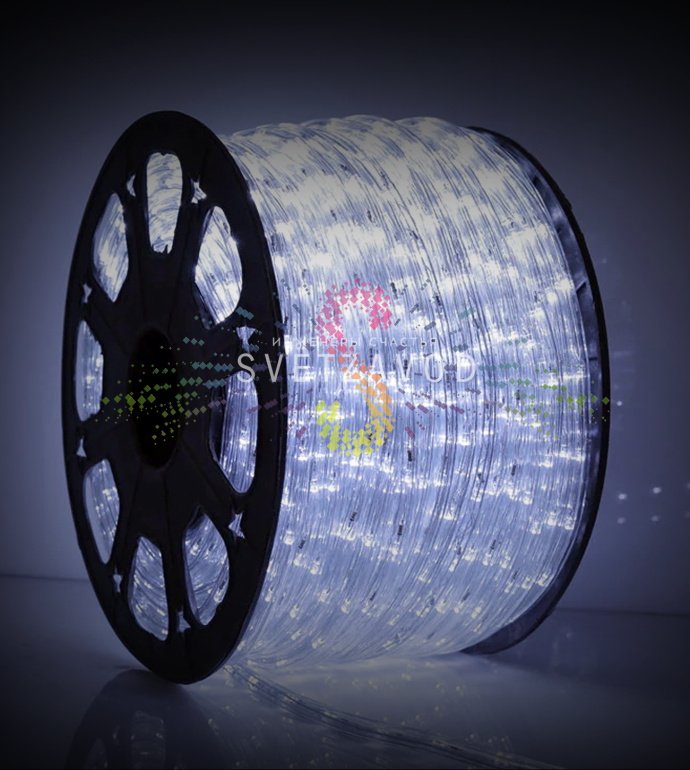 Крупный план светодиодного дюралайта Rich Led с белым холодным свечением, демонстрирующий прозрачную оболочку, диоды и гибкость шнура.