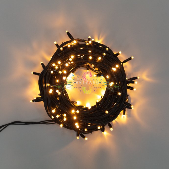 Крупный план светодиодной гирлянды-нити Твинкл Лайт длиной 20 метров с черным каучуковым проводом и теплыми белыми светодиодами.