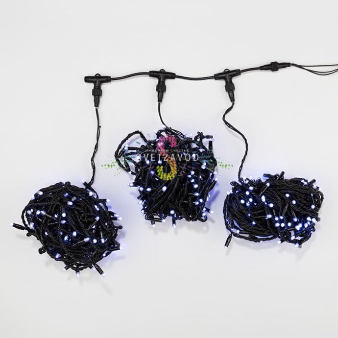 Светодиодная гирлянда Клип Лайт Спайдер с черным проводом ПВХ, контроллером и тремя нитями по 20 метров на белом фоне.