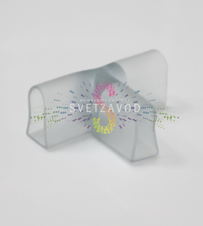 Крупный план Т-образного пластикового коннектора SFN-925 для надежного соединения трех отрезков прямоугольного гибкого неона сечением 12 на 25 мм.