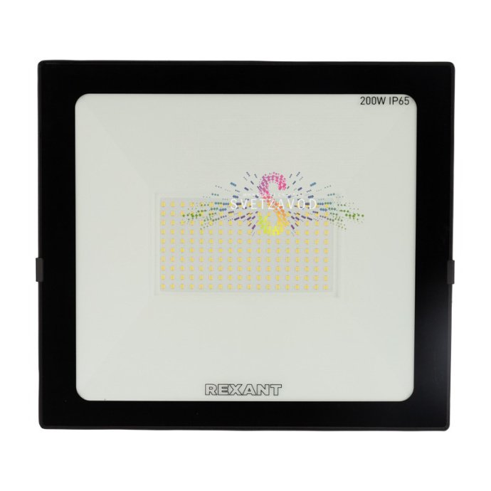Крупный план светодиодного прожектора REXANT 200Вт в черном алюминиевом корпусе с креплением и стеклянным рассеивателем