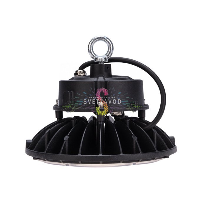 Крупный план черного алюминиевого светильника для высоких пролетов с прозрачным рассеивателем, степень защиты IP65