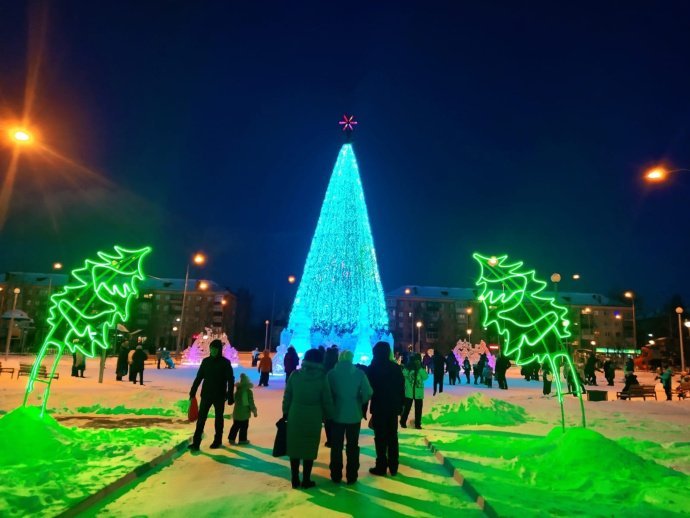 Детальное фото светодиодной ёлки Москва-3: объемная 3D-конструкция из гибкого неона на прочном металлическом каркасе, предназначенная для уличного использования.