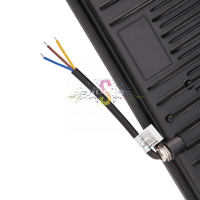 Крупный план светодиодного прожектора REXANT 300Вт с черным алюминиевым корпусом, стеклянным рассеивателем и элементами крепления. Крупный план светодиодного прожектора REXANT 300Вт с черным алюминиевым корпусом, стеклянным рассеивателем и элементами крепления.