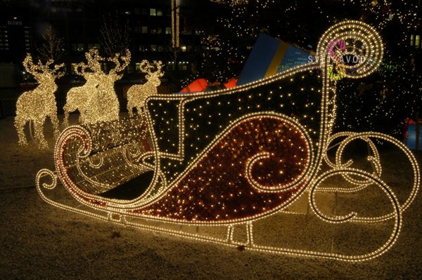 Детальное фото светодиодной конструкции саней Деда Мороза: стальной каркас с порошковым покрытием, дюралайт, гирлянды, габариты 285х145х140 см.