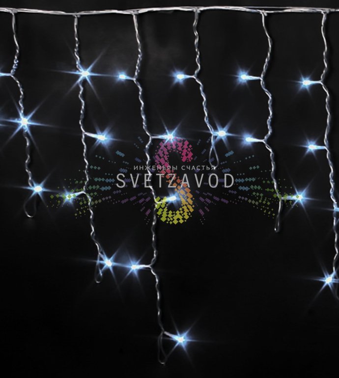 Детальное фото светодиодной бахромы Rich Led: горизонтальный кабель 3 метра с вертикальными нитями разной длины, прозрачная изоляция, светодиоды DIP, коннекторы для соединения.