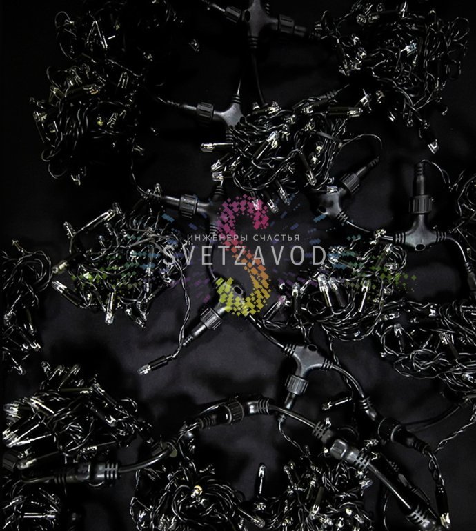 Светодиодный занавес Rich Led в работе: 20 вертикальных нитей по 6 метров с синими диодами, черный ПВХ провод, подключен к сети 220В