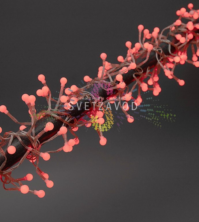 Детальное фото гирлянды Мишура Neon-Night: красные светодиоды на прозрачном ПВХ проводе, контроллер с 8 режимами, видна структура пушистой мишуры.