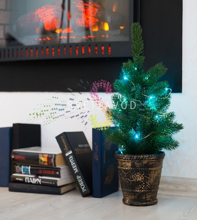 Детальное фото искусственной ели Neon-Night: литые ветки с тщательно проработанной хвоей, пластиковый бронзовый горшок, общий размер 45 см.