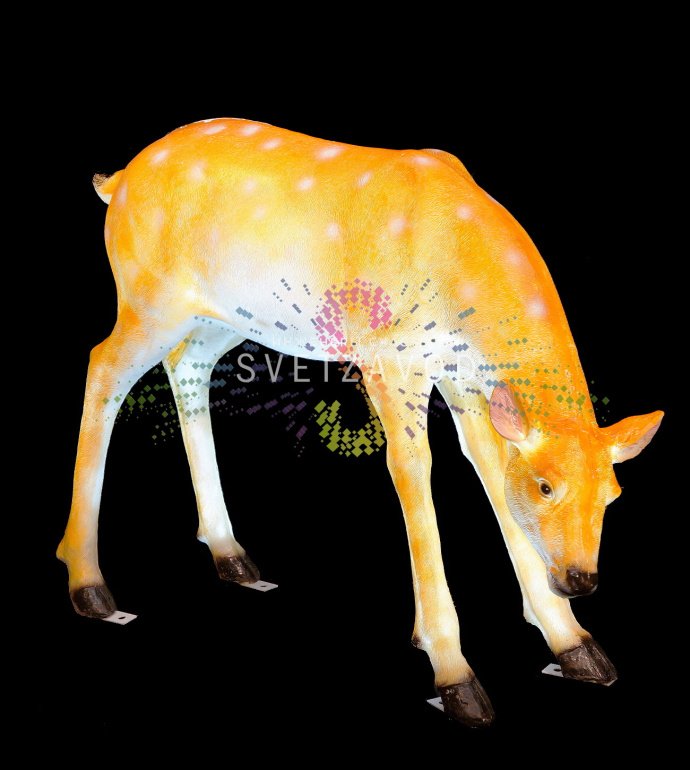 Детальное фото композиции из трех светодиодных фигур оленей из стекловолокна: большой олень (154 см), средний (77 см) и маленький (59 см) с равномерной внутренней подсветкой в вечернее время.