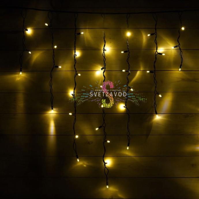 Детальное фото светодиодной бахромы Айсикл 3х0,5м: горизонтальная шина 3м с вертикальными нитями разной длины, черный каучуковый провод, светодиоды в защитных колпачках.