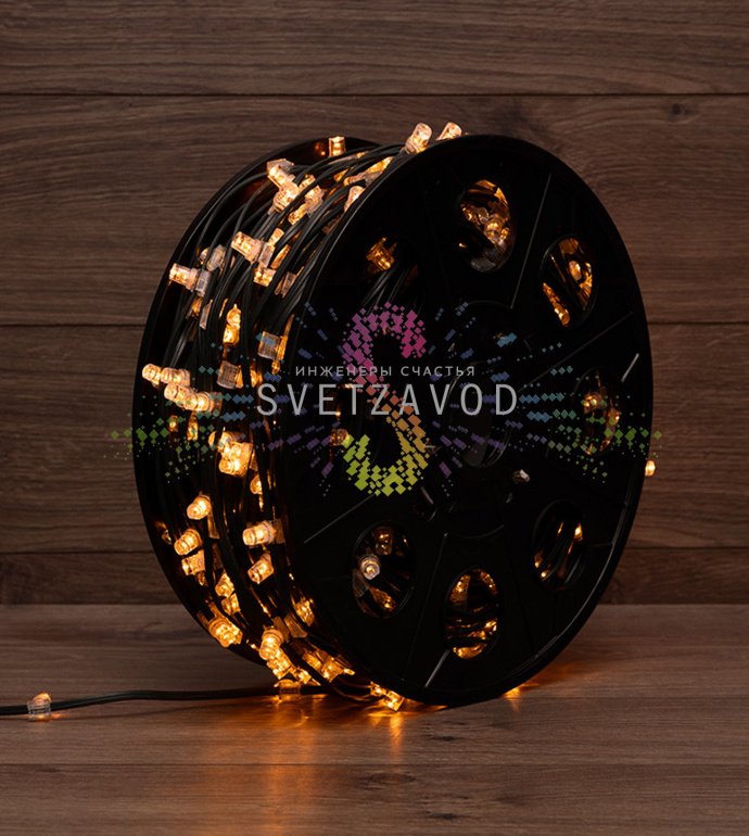 Крупный план светодиодной гирлянды Клип Лайт 12В с желтыми диодами в защитных колпачках на зеленом ПВХ-кабеле, демонстрирующий качество сборки Крупный план светодиодной гирлянды Клип Лайт 12В с желтыми диодами в защитных колпачках на зеленом ПВХ-кабеле, демонстрирующий качество сборки