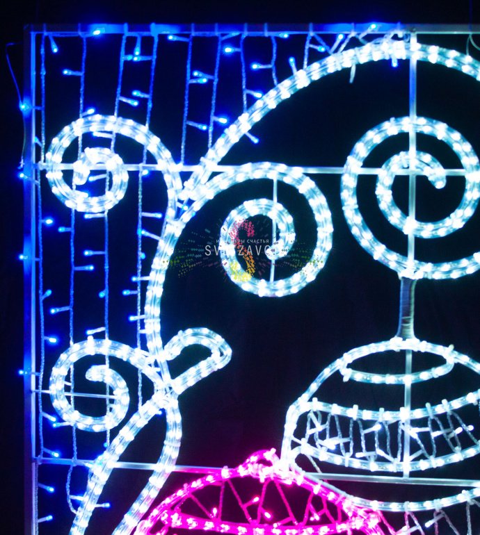 Детальное фото светодиодной консоли 'Новый год!' размером 150х85 см на металлическом каркасе, готовой к монтажу на опору уличного освещения.