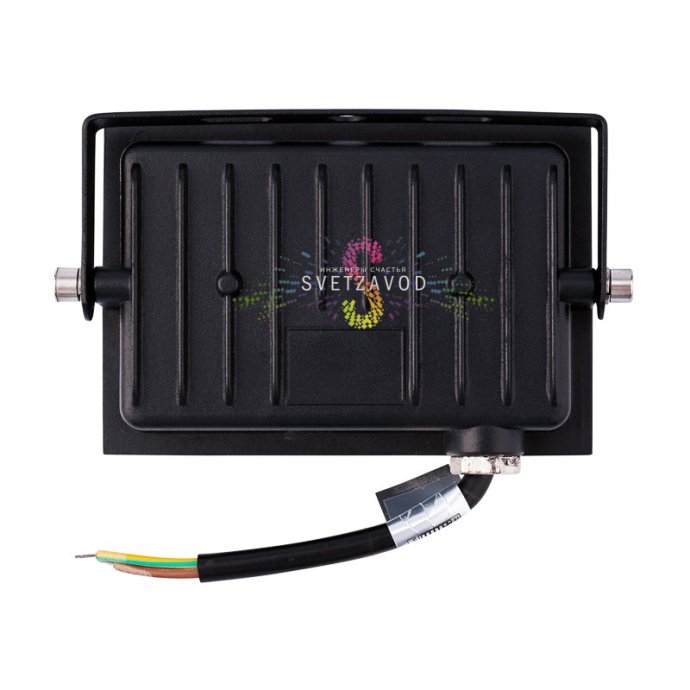 Крупный план черного алюминиевого светодиодного прожектора REXANT 30Вт с защитой IP65, стеклянным рассеивателем и монтажным кронштейном для установки на улице.