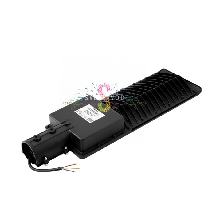 Детальное фото светодиодного консольного светильника ДКУ-01 REXANT: черный алюминиевый корпус, прозрачный рассеиватель, консольное крепление для монтажа на опору.