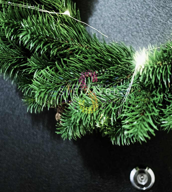 Детальное фото рождественского елового венка Neon-Night диаметром 45 см, изготовленного из 100 веток ПВХ с мягкими иголками.