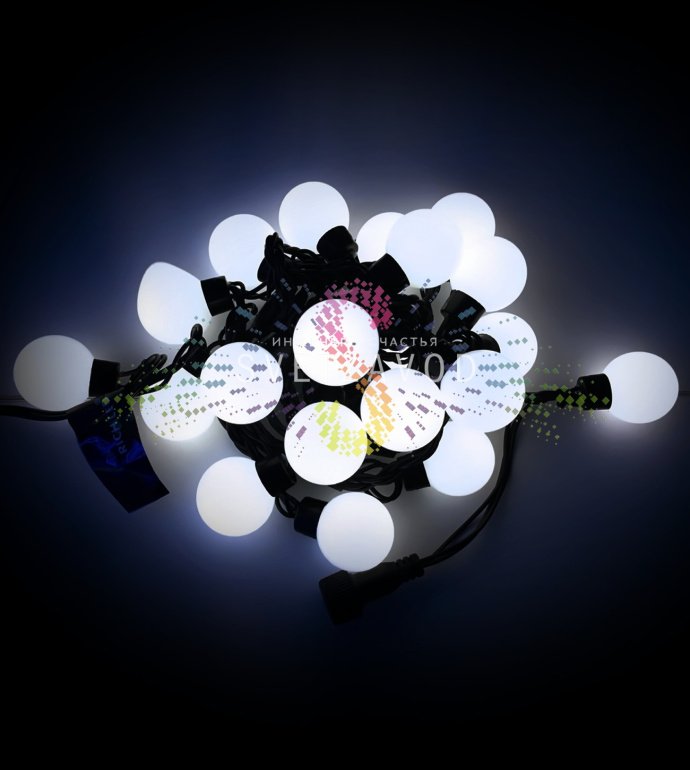 Детальное фото гирлянды Rich LED: черный ПВХ шнур, 20 белых шарообразных плафонов с холодными светодиодами, степень защиты IP65.