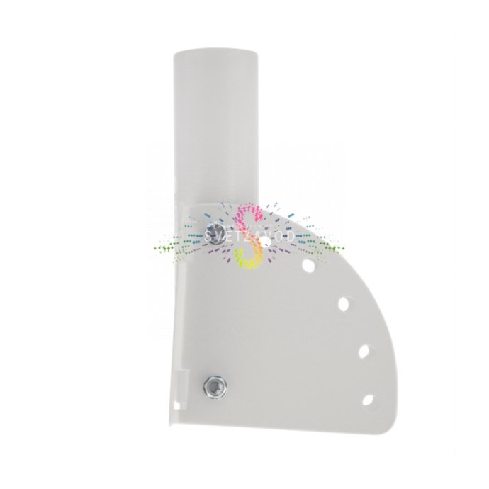 Детальное фото белого накладного кронштейна из стали толщиной 2 мм для монтажа консольных светильников на опоры диаметром 51 мм с помощью бандажной ленты.