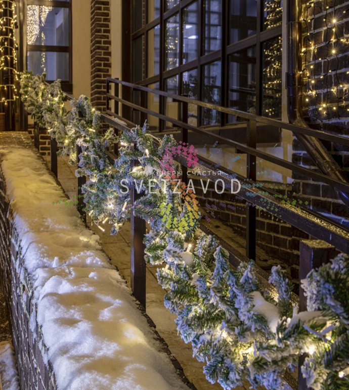 Детальное фото елового шлейфа искусственного заснеженного Neon-Night длиной 270 см, диаметром 26 см, с темно-зелеными ветками ПВХ и белым снежным напылением.