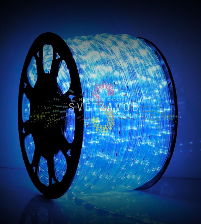 Детальное фото светодиодного дюралайта Rich Led: синяя гирлянда с прозрачной оболочкой, видна структура из 36 светодиодов на метр, подключенные коннекторы.