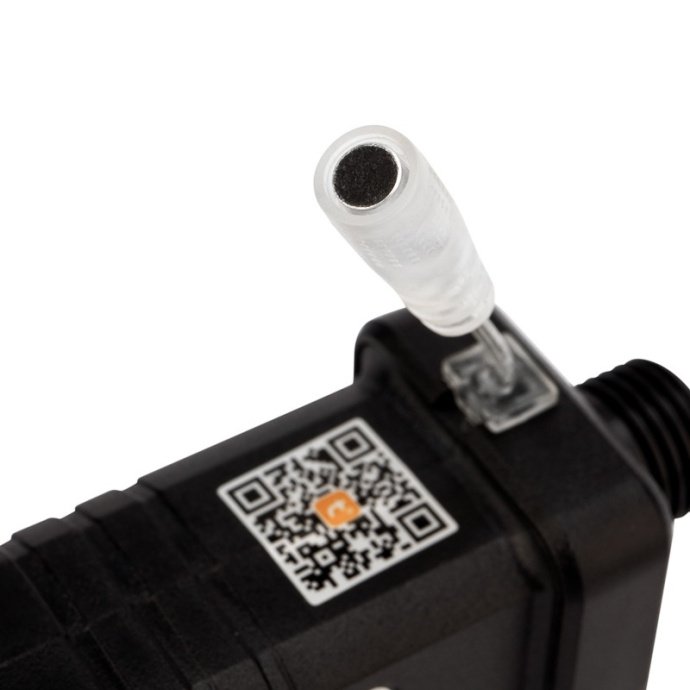 Детальное фото умной гирлянды Дождь Neon-Night: видны прозрачные провода, 180 RGB светодиодов, блок питания и шнур подключения.