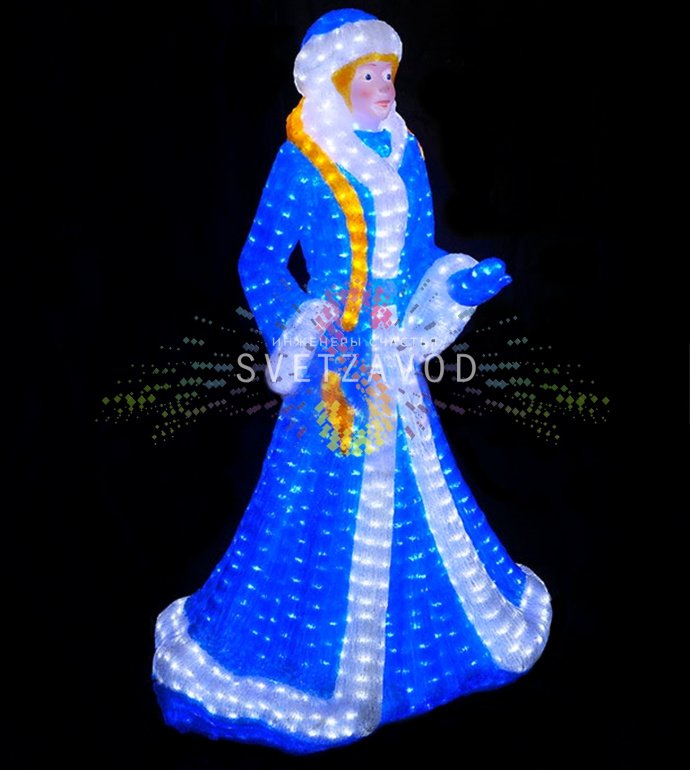 Детальное фото акриловой 3D фигуры Снегурочка с косой. Видны светодиоды, конструкция каркаса и защитное покрытие. Фигура установлена на улице.