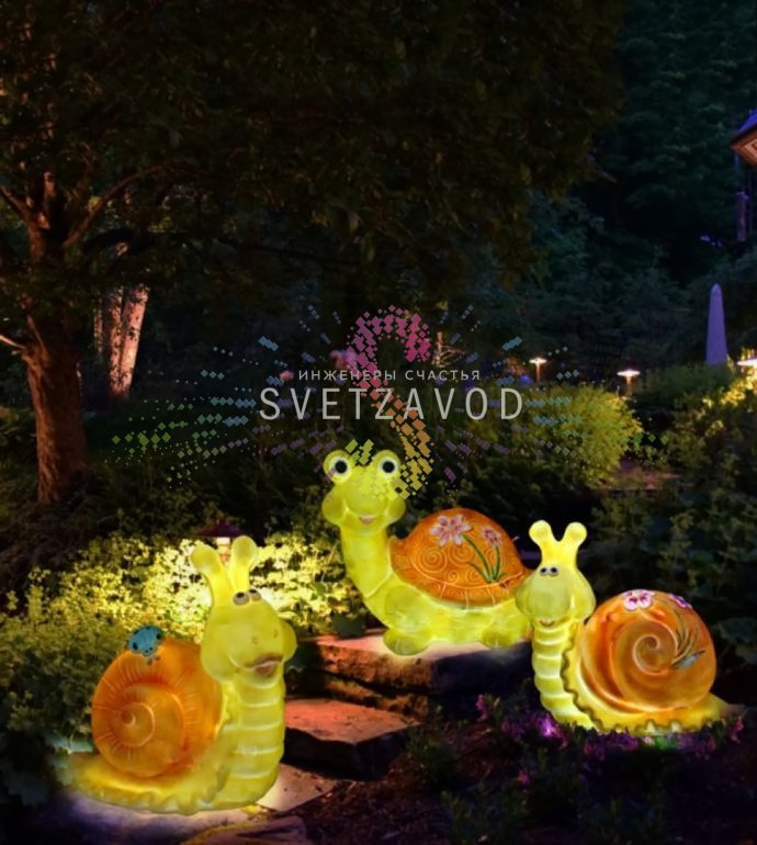 Детальное фото светодиодной фигуры Черепаха с цветком из прочного стекловолокна, установленной на траве. Видны светодиоды и конструкция.