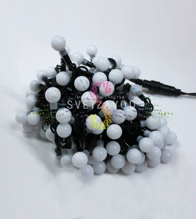 Крупный план светодиодной гирлянды Шарики 25мм SML-254: черный каучуковый шнур, шарообразные плафоны с RGB-подсветкой, демонстрация подключения. Крупный план светодиодной гирлянды Шарики 25мм SML-254: черный каучуковый шнур, шарообразные плафоны с RGB-подсветкой, демонстрация подключения.