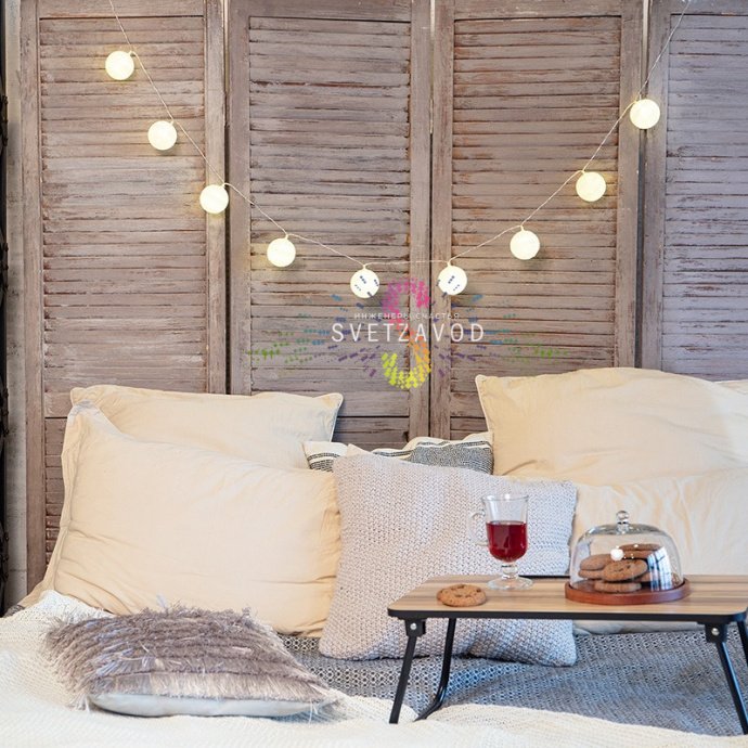 Детальное фото светодиодной гирлянды Тайские фонарики Пломбир от Neon-Night. Видны 10 фонариков из хлопковой нити, прозрачный ПВХ провод и батарейный блок.