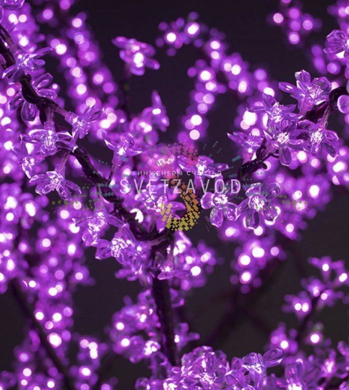 Детальное фото светодиодного дерева Сакура: коричневый ствол, 24 ветви с фиолетовыми светодиодами, установлено на улице.