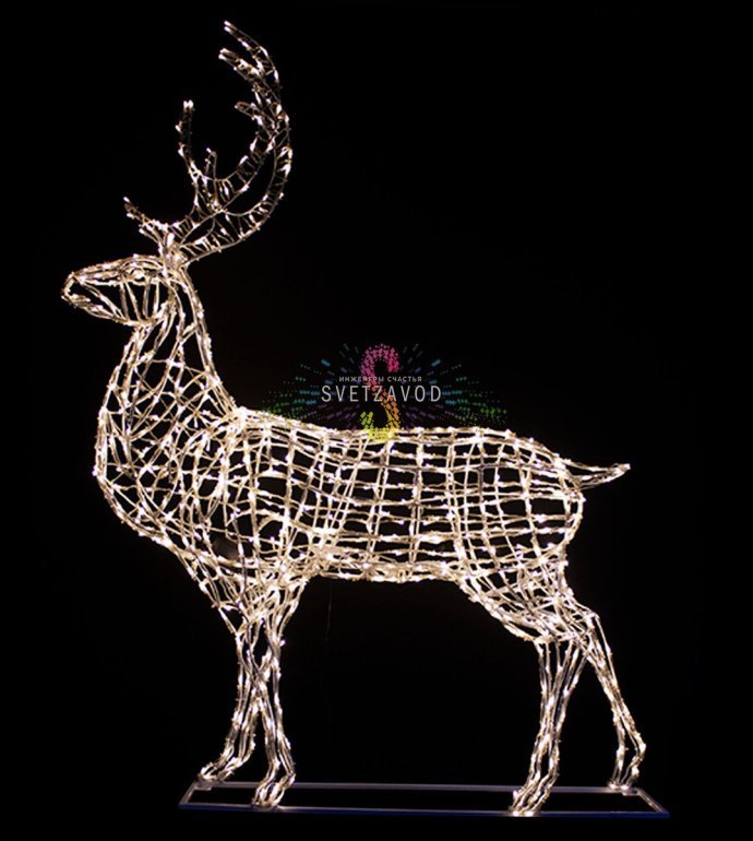 Детальное фото светодиодной фигуры оленя 'Гордый олень' размером 190х170х50 см с металлическим каркасом и гирляндой IP65, установленной на подиуме.