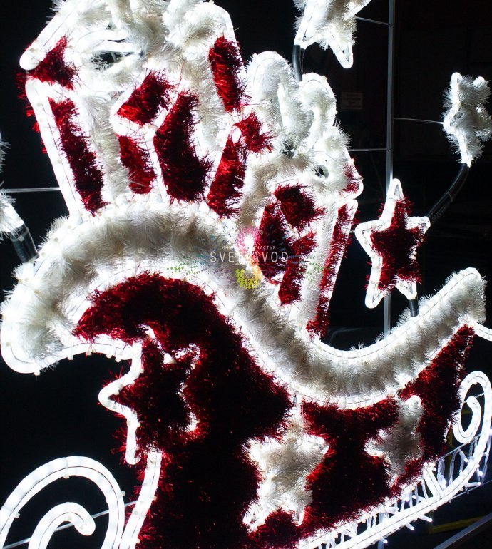 Детальное фото светодиодной перетяжки Сани с подарками: металлический каркас, LED-дюралайт красного, желтого, белого и теплого белого свечения, уличное крепление. Детальное фото светодиодной перетяжки Сани с подарками: металлический каркас, LED-дюралайт красного, желтого, белого и теплого белого свечения, уличное крепление.