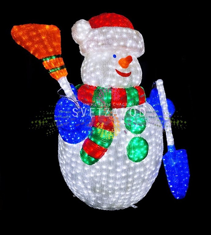 Детальное фото уличной светодиодной акриловой фигуры 3D Снеговик с лопатой и метлой. Видны яркие светодиоды, акриловый корпус и элементы декора.