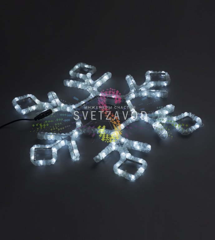 Крупный план светодиодной снежинки из дюралайта размером 60,5х52 см с эффектом мерцания, готовой к монтажу на улице или в помещении