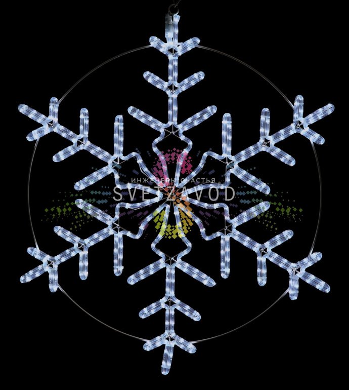 Крупный план светодиодной снежинки из дюралайта на металлическом каркасе, готовой к уличному монтажу.